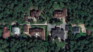 Поселок «Сосны-15». Четыре крупных коттеджа в центре фотографии со спутника — имения семьи Медведевых
