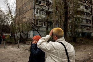Местные жители на улице Харькова