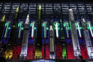 Межконтинентальные твердотопливные ракеты на выставке в Военной академии ракетных войск стратегического назначения имени Петра Великого. 22 декабря 2017 года