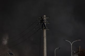 It is not known when all fires in the bombed sites will be extinguished. In the picture, a worker restarts the electrical networks that were damaged during the strikes