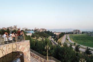 Teenagers gather at sunset. Dushanbe, 2023.