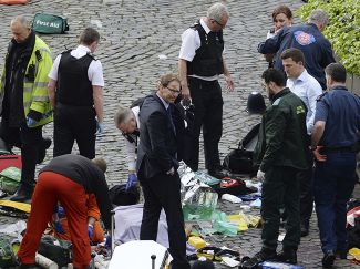 Тобиас Эллвуд (в центре) рядом с телом полицейского, погибшего от рук террориста. Лондон, 22 марта 2017 года