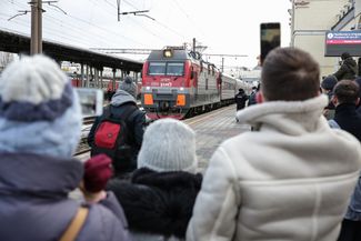 Поезд с жителями ДНР прибывает на вокзал Воронежа, 20 февраля 2022 года