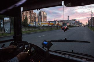 Вид из автобуса, который едет по улице Савушкина<br>