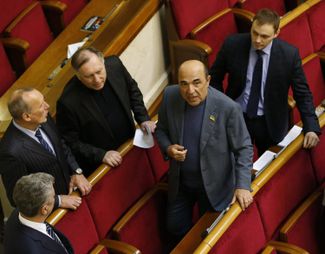 Депутат Вадим Рабинович (в центре) в Верховной раде. Киев, 29 января 2016 года