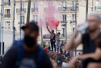 Протестующие в Париже, 2 июня 2020 года