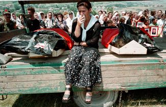 Родственница косовского албанца, убитого во время столкновений с сербскими войсками, едет на его похороны. Косово, Бела Црква, 5 июля 1999 года 