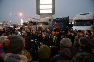 Депутат Госдумы от КПРФ Владимир Родин встречается с протестующими против «Платона» водителями