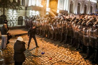 Грузинская полиция перекрыла дорогу и использовала слезоточивый газ для разгона демонстрантов