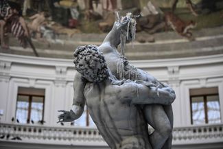Расплавленная восковая скульптура Урса Фишера — копия работы флорентийского скульптора Джамболоньи «Похищение сабинянок» (1583 года). 22 мая 2021 года, Париж