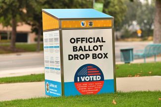 Урна для избирательных бюллетеней на выборах президента США. Лос-Анжелес, 12 сентября 2020 года