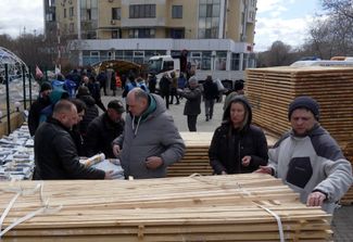 Людям, чьи дома пострадали от российского обстрела, раздают строительные материалы