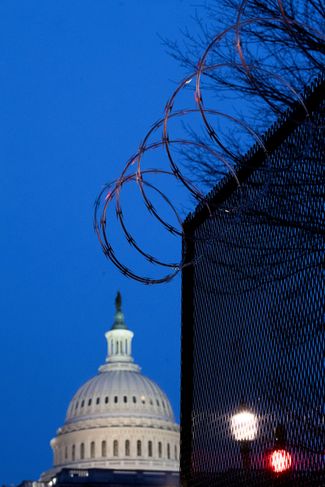 Ограждение с колючей проволокой вокруг Капитолия в Вашингтоне. 15 января 2021 года.