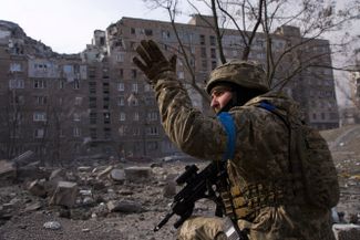 Украинский военный на позиции в Мариуполе. Город находится под осадой больше недели, часть окраин перешла под контроль российской армии 