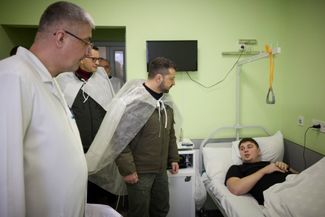Владимир Зеленский и премьер-министр Польши Матеуш Моравецкий (второй слева) посещают один из военных госпиталей в Киеве