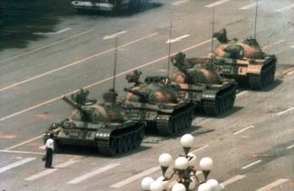 Участник протестов перед колонной танков на площади Тяньаньмэнь. Эта фотография стала символом протестов в Китае. 5 июня 1989 года