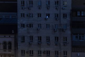Так выглядят жилые дома в Киеве во время комендантского часа. 27 февраля 2022 года