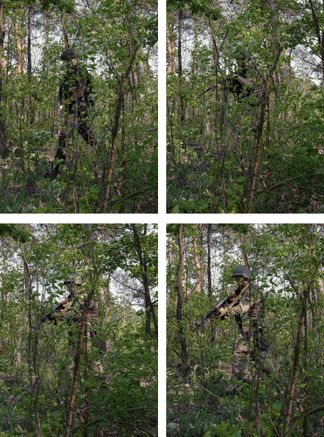Волонтеры из территориальной обороны патрулируют лесополосу на окраине Киева. Май 2022 года