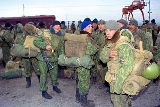 Военнослужащие 247-го десантно-штурмового полка российской армии в 2000 году — после возвращения из Чечни в Ставрополь. Дмитрий Лисицкий участвовал в обеих чеченских войнах.