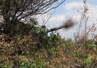 Украинские артиллеристы на позициях недалеко от Лисичанска, который постоянно подвергается обстрелам