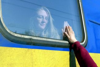 Женщина прощается со своим родственником. Ее поезд направляется в польский город Перемышль в 12 километрах от границы между Польшей и Украиной