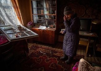 83-летняя жительница Часова Яра Евгения Епифанова у себя дома после обстрела города