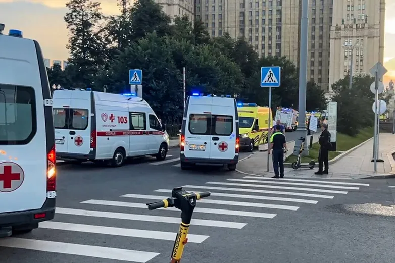 Теракт в московском ресторане. Бомбу должны были пронести на празднование дня рождения главкома ВКС Александра Чайко. Погибли три человека, 21 получил ранения