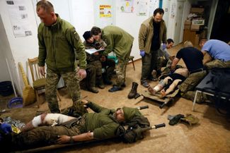 Врачи украинской армии помогают раненым военнослужащим в госпитале, предназначенном для оказания неотложной помощи. После стабилизации пациентов отправляют в ближайшую больницу