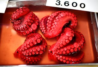 Вареные осьминоги на рынке Цукидзи. Сентябрь 2018 года