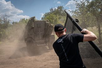 Медицинский бронеавтомобиль прибыл на передовой пункт сбора раненых в Донецкой области