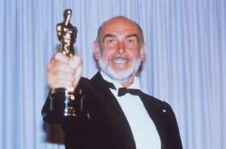 Шон Коннери после вручения «Оскара» за лучшую роль второго плана в фильме «Неприкасаемые». 1988 год