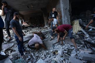 Разбор завалов и поиск выживших в лагере беженцев Аль-Шати, расположенном на берегу Средиземного моря в северной части сектора Газа. 12 октября 2023 года