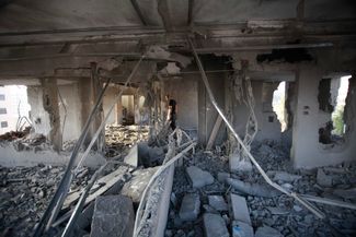 Местный житель осматривает руины квартиры Ахмада Харошеша, разрушенной израильской армией. По утверждению Израиля, Харошеш был причастен к убийству двух жителей еврейских поселений в мае 2023 года. 3 ноября 2023 года