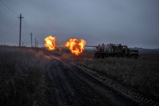 Бойцы ВСУ ведут огонь по российским позициям из зенитной пушки С-60