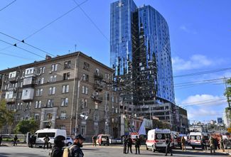 Полицейские и спасатели рядом с офисным центром 101 Tower, который пострадал от российских обстрелов 10 октября
