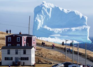 Айсберг у южного побережья острова Ньюфаундленд. Канада, 16 апреля