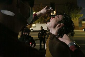 Пропалестинскому демонстранту оказывают первую помощь после столкновений в Лос-Анджелесе, 8 ноября 2023 года