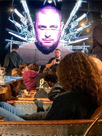 Владлен Татарский выступает во время «творческого вечера» в петербургском кафе Street Food Bar № 1