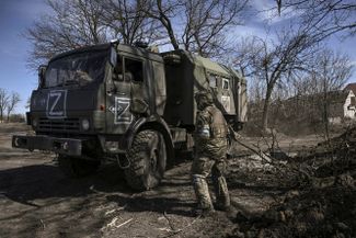Украинские солдаты перевозят захваченный грузовик российской армии. 28 марта 2022 года