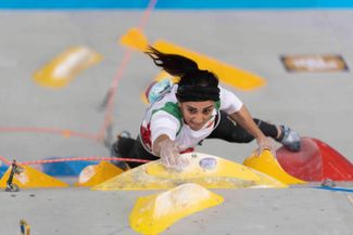 Иранская скалолазка Эльназ Рекаби на чемпионате Азии в Сеуле, где она выступала без хиджаба. 18 октября 2022 года