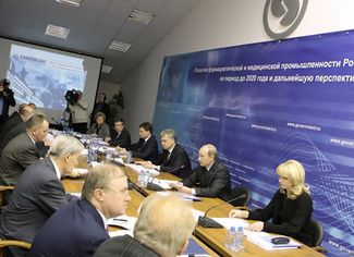 Russian Prime Minister Vladimir Putin (second from the right) conducts a meeting about Pharma 2020 at the ChemRar High-Tech Center.