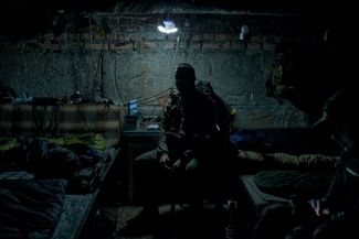 Украинский военнослужащий отдыхает в убежище недалеко от Бахмута