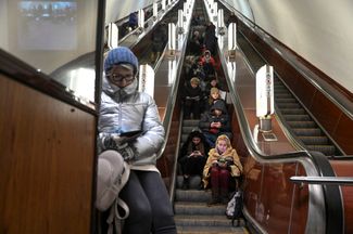 Жители Киева на ступенях эскалатора в метро во время воздушной тревоги