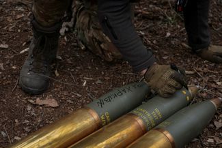 Перед тем, как открыть огонь из гаубиц по российским войскам, бойцы «Азова» подписывают снаряды. На одном из них надпись «За Харьков!» — Россия почти ежедневно атакует этот город ракетами и дронами