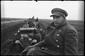 Художник Военно-медицинского музея Н. Г. Яковлев во время передислокации. 4-й Украинский Фронт, южный берег Сиваша, 15 апреля 1944 года