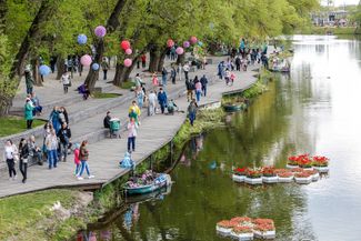 Люди на фестивале тюльпанов «Река в цвету» в белгородском парке Победы. В программе фестиваля — мастер-классы по садоводству, спектакли и концерты
