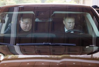 Путин за рулем автомобиля Aurus, подаренного Ким Чен Ыну. 