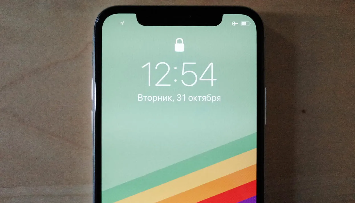 Сутки с iPhone X. Первые впечатления Как он лежит в руке? С FaceID проблем  нет? А «челка» не мешает? — Meduza