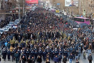 Шествие сторонников Никола Пашиняна в центре Еревана