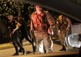 Мятежные солдаты задерживают сотрудника полиции на мосту через Босфор, Стамбул